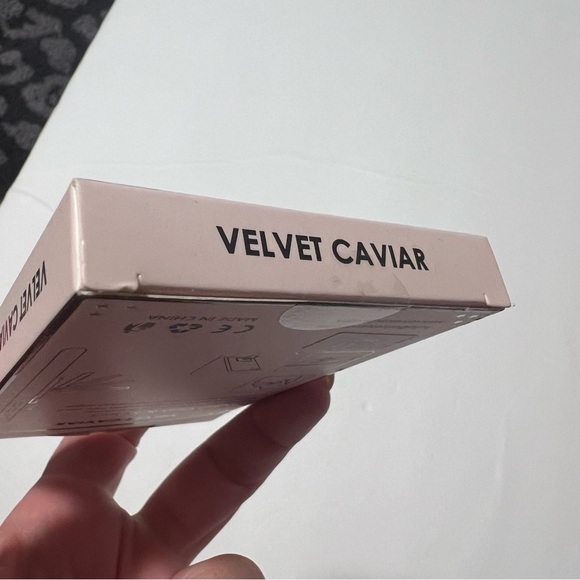 Velvet Caviar Heart Phone Grip and Stand - Picture 3 of 4